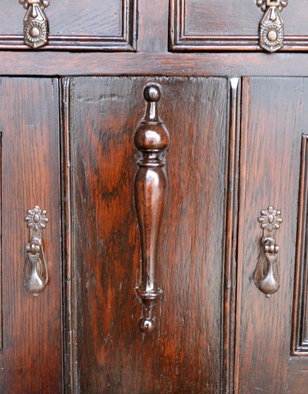 アンティークのキャビネット　アンティーク家具　キッチンカウンターにオススメの英国家具、アンティークのサイドボード。凹凸のある装飾が遠くから見ても存在感のあるキャビネットを演出してくれます。(m-419-f)