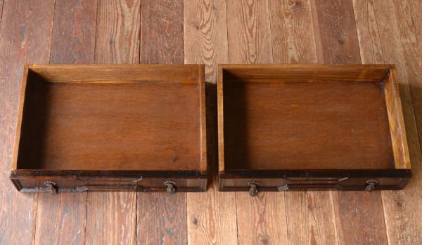 アンティークのキャビネット　アンティーク家具　キッチンカウンターにオススメの英国家具、アンティークのサイドボード。引き出しは２杯。(m-419-f)