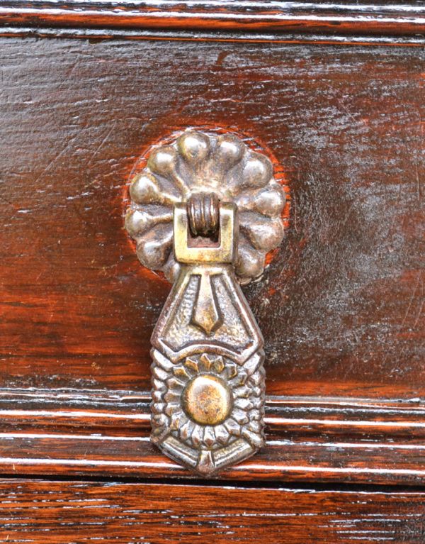 アンティークのキャビネット　アンティーク家具　キッチンカウンターにオススメの英国家具、アンティークのサイドボード。ドロップ形がオシャレな引き出しの取っ手です。(m-419-f)