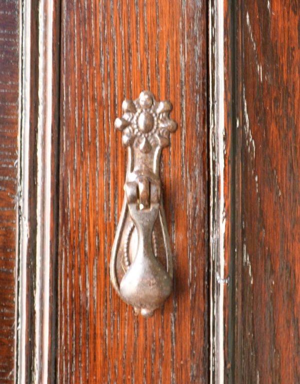 アンティークのキャビネット　アンティーク家具　キッチンカウンターにオススメの英国家具、アンティークのサイドボード。扉の取っ手も、形、装飾共に言うことなしの美しいデザイン。(m-419-f)