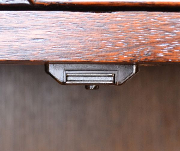 アンティークのキャビネット　アンティーク家具　キッチンカウンターにオススメの英国家具、アンティークのサイドボード。扉にはマグネットが付いているので、開け閉めはスムーズです。(m-419-f)