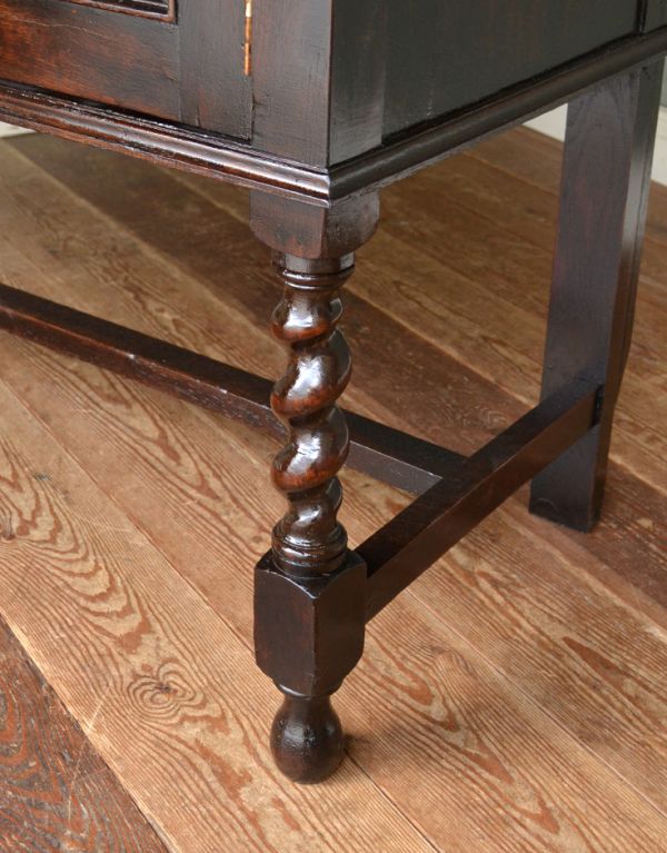 アンティークのキャビネット　アンティーク家具　キッチンカウンターにオススメの英国家具、アンティークのサイドボード。きちんと支えます。(m-419-f)