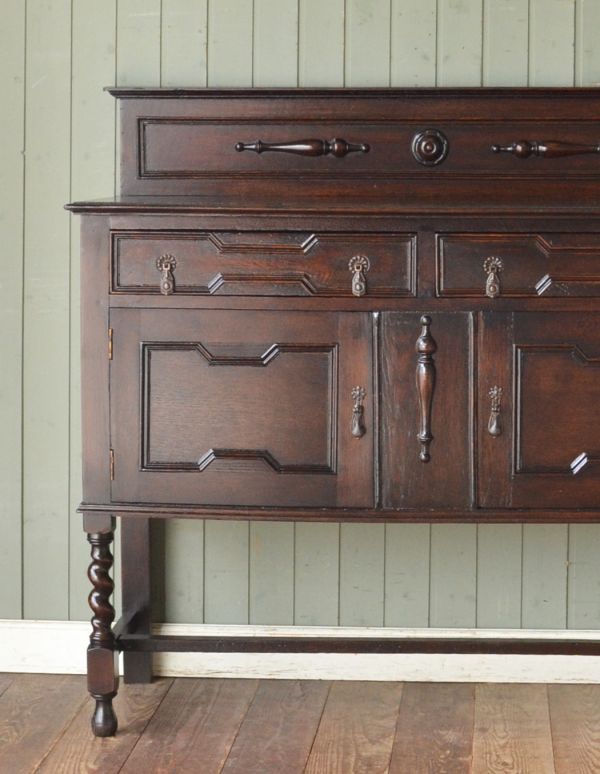 アンティークのキャビネット　アンティーク家具　キッチンカウンターにオススメの英国家具、アンティークのサイドボード。美しい装飾が施されたサイドボード。(m-419-f)