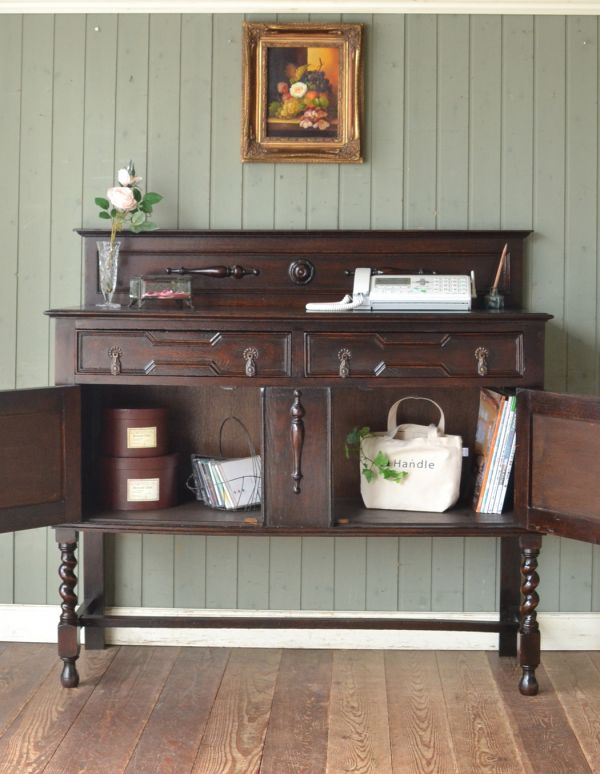 アンティークのキャビネット　アンティーク家具　キッチンカウンターにオススメの英国家具、アンティークのサイドボード。扉の奥には見せたくないものを収納できます！生活感のあるものは、引き出しと扉の奥に何でも収納しちゃいましょう。(m-419-f)