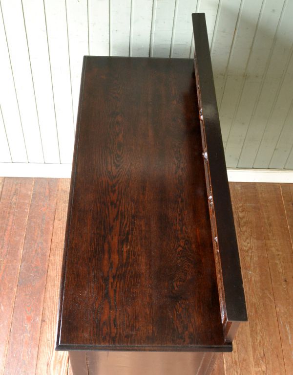 アンティークのキャビネット　アンティーク家具　キッチンカウンターにオススメの英国家具、アンティークのサイドボード。天板もピカピカにお直ししました。(m-419-f)