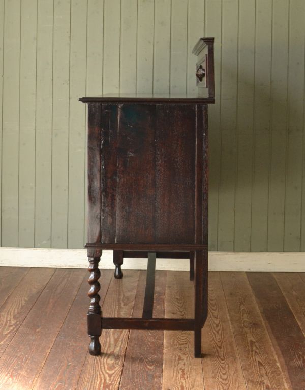 アンティークのキャビネット　アンティーク家具　キッチンカウンターにオススメの英国家具、アンティークのサイドボード。脚が長くてスッキリと見えるデザインのサイドボードです。(m-419-f)