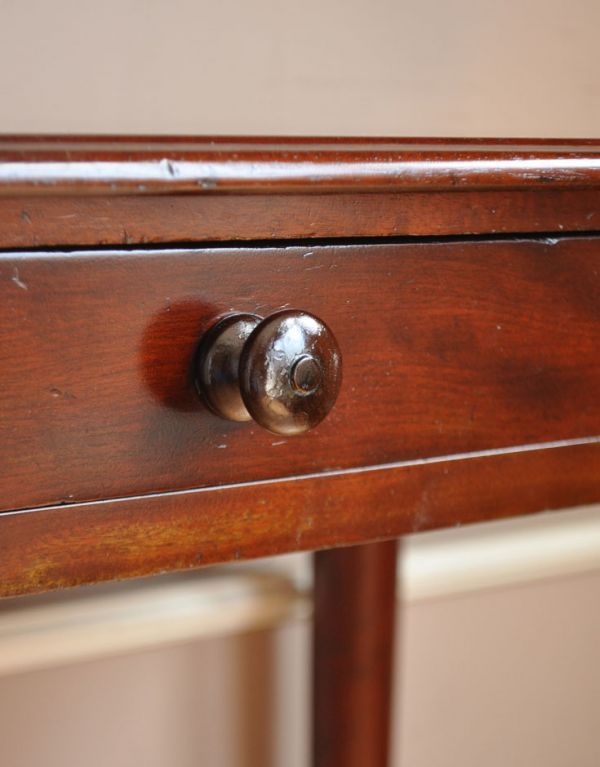アンティーク家具 英国のアンティーク家具、品のある小さいサイズのデスク。引き出しの取っ手。(m-420-f)