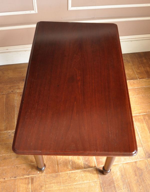 アンティーク家具 英国のアンティーク家具、品のある小さいサイズのデスク。広い天板もキレイに仕上げました。(m-420-f)