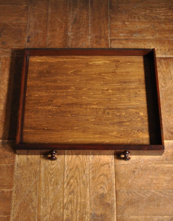 アンティーク家具 英国のアンティーク家具、品のある小さいサイズのデスク。便利な引き出し1杯が付いています。(m-420-f)