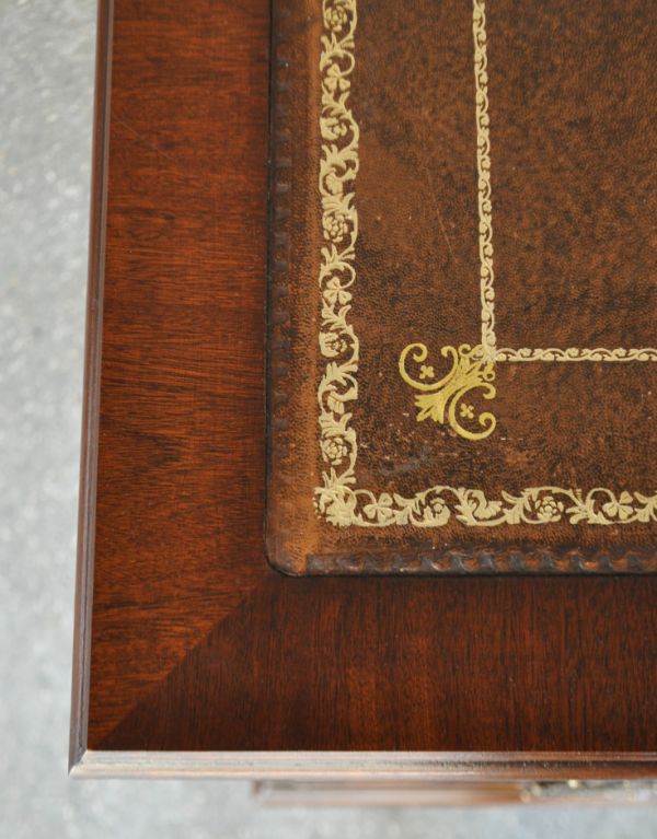 ロイドテーブル アンティーク家具 英国スタイルのカッコイイ木製の家具、アンティークのデスク(書机)。専門の職人によってお直ししていますが、アンティークは新品ではありません。(m-423-f)