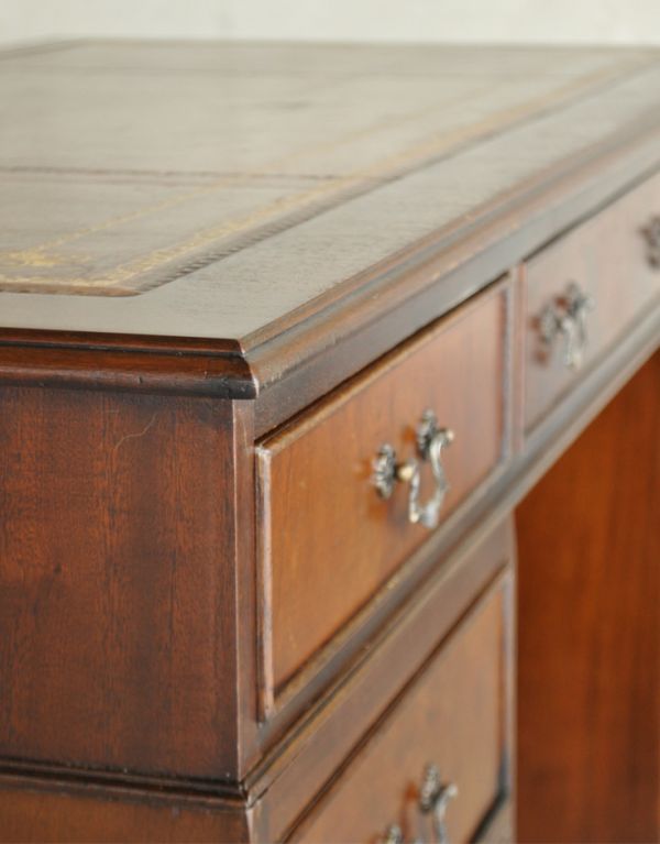 ロイドテーブル アンティーク家具 英国スタイルのカッコイイ木製の家具、アンティークのデスク(書机)。高級感があって上品な彫が印象的なデザインです。(m-423-f)