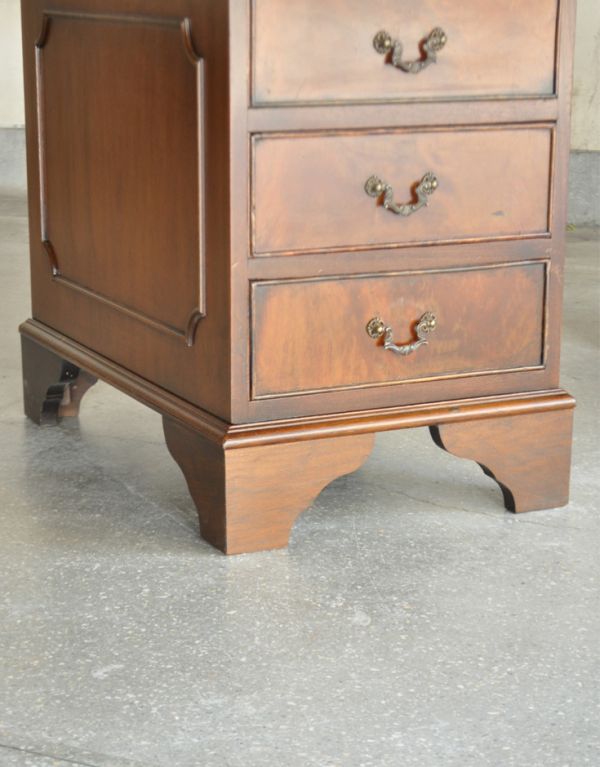 ロイドテーブル アンティーク家具 英国スタイルのカッコイイ木製の家具、アンティークのデスク(書机)。しっかりとした安定感があります。(m-423-f)