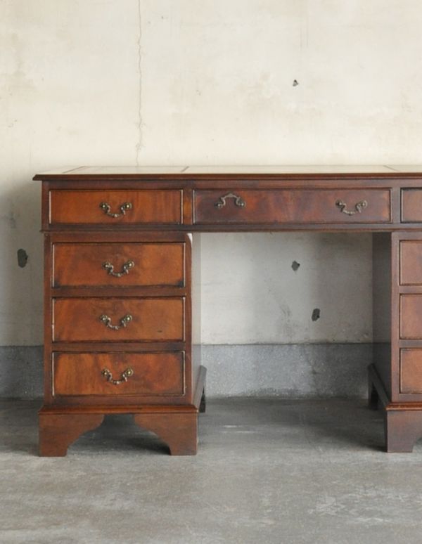 ロイドテーブル アンティーク家具 英国スタイルのカッコイイ木製の家具、アンティークのデスク(書机)。細やかな装飾が美しいデスク。(m-423-f)