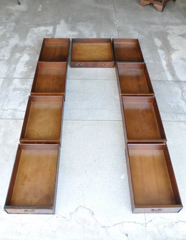 ロイドテーブル アンティーク家具 英国スタイルのカッコイイ木製の家具、アンティークのデスク(書机)。引き出しは全部で9杯。(m-423-f)