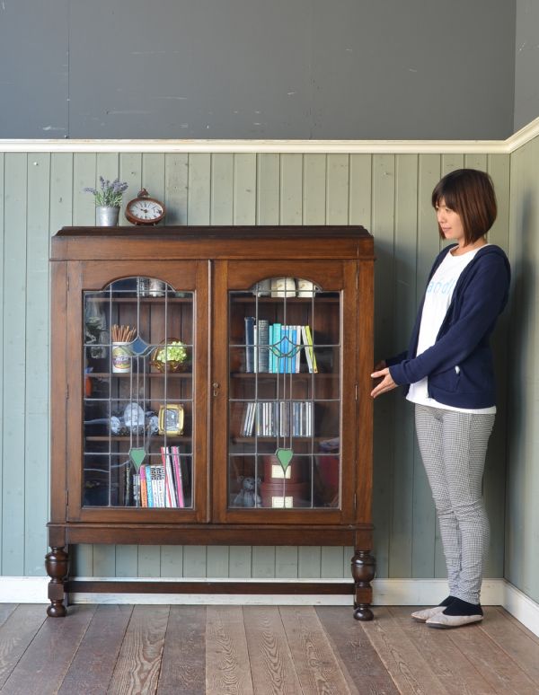 アンティークのキャビネット　アンティーク家具　ステンドグラスを嵌め込んだ英国のアンティークブックケース（本棚）。本棚としてはもちろん、グラスや食器を並べて飾り棚としても素敵ですよ。(m-424-f)