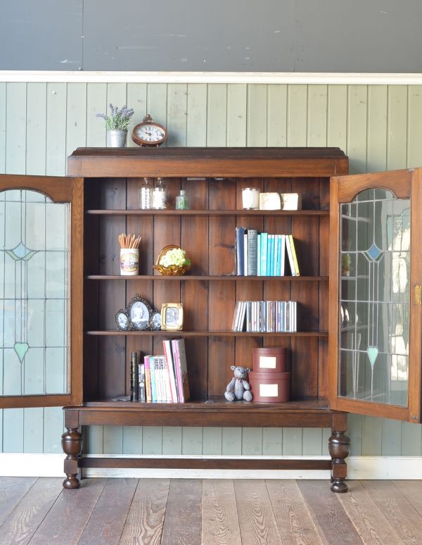 アンティークのキャビネット　アンティーク家具　ステンドグラスを嵌め込んだ英国のアンティークブックケース（本棚）。両開きで出し入れもしやすいですよ。(m-424-f)