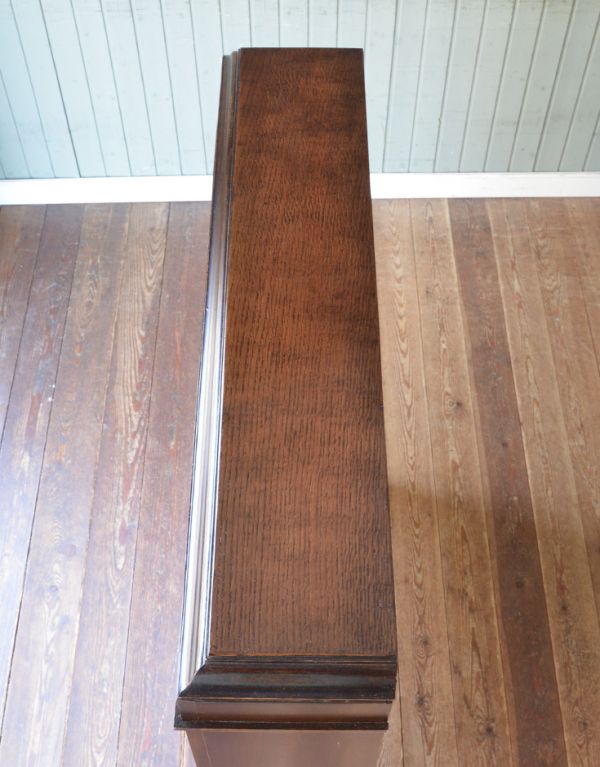 アンティークのキャビネット　アンティーク家具　ステンドグラスを嵌め込んだ英国のアンティークブックケース（本棚）。天板もキレイな状態で仕上げてあります。(m-424-f)