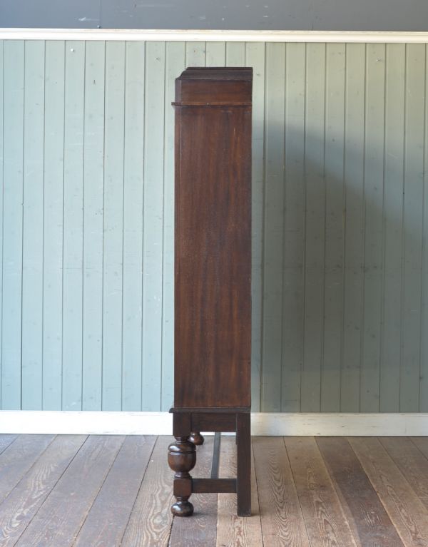 アンティークのキャビネット　アンティーク家具　ステンドグラスを嵌め込んだ英国のアンティークブックケース（本棚）。横から見てもピカピカです。(m-424-f)