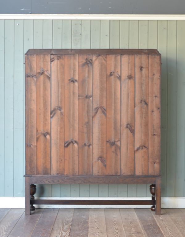 アンティークのキャビネット　アンティーク家具　ステンドグラスを嵌め込んだ英国のアンティークブックケース（本棚）。キチンとメンテナンスしてあるので、裏側もキレイです。(m-424-f)