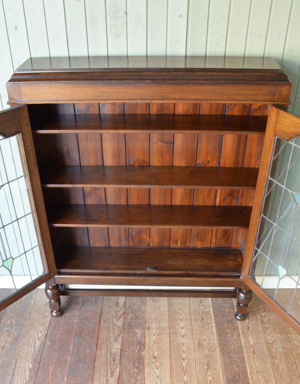 アンティークのキャビネット　アンティーク家具　ステンドグラスを嵌め込んだ英国のアンティークブックケース（本棚）。内側も茶色なので落ち着きがあってかっこいいです。(m-424-f)