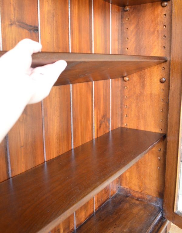 アンティークのキャビネット　アンティーク家具　ステンドグラスを嵌め込んだ英国のアンティークブックケース（本棚）。棚板は取り外すことも可能です。(m-424-f)