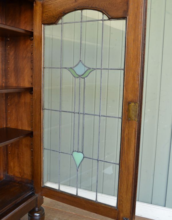 アンティークのキャビネット　アンティーク家具　ステンドグラスを嵌め込んだ英国のアンティークブックケース（本棚）。風格と品があるので、リビングはもちろん、和室や書斎、客間にも最適。(m-424-f)