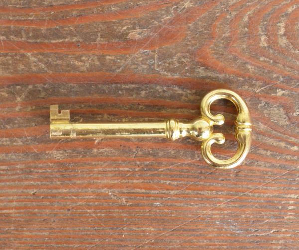 アンティークのキャビネット　アンティーク家具　ステンドグラスを嵌め込んだ英国のアンティークブックケース（本棚）。アンティークの鍵です。(m-424-f)