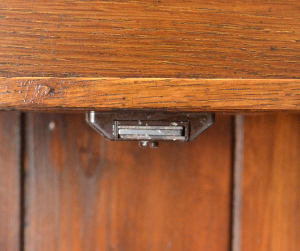 アンティークのキャビネット　アンティーク家具　ステンドグラスを嵌め込んだ英国のアンティークブックケース（本棚）。マグネットが上下に付いているので開け閉めはスムーズです。(m-424-f)