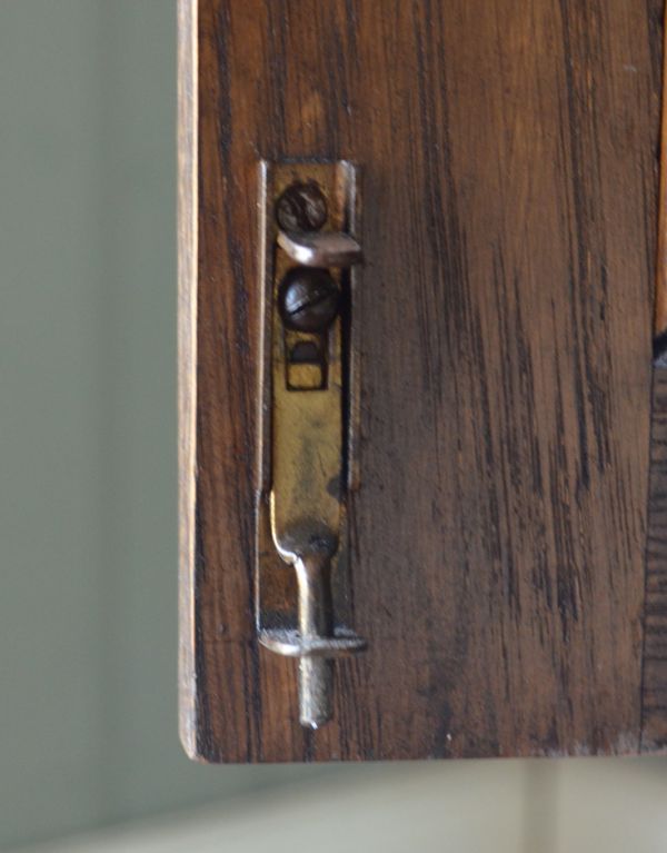 アンティークのキャビネット　アンティーク家具　ステンドグラスを嵌め込んだ英国のアンティークブックケース（本棚）。扉を留めるためのストッパーも当時のものです。(m-424-f)