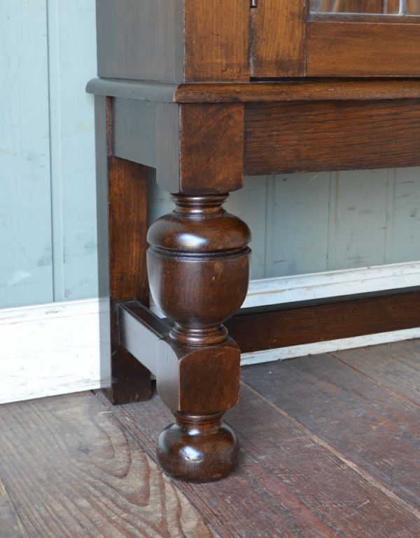 アンティークのキャビネット　アンティーク家具　ステンドグラスを嵌め込んだ英国のアンティークブックケース（本棚）。しっかりとした安定感があります。(m-424-f)