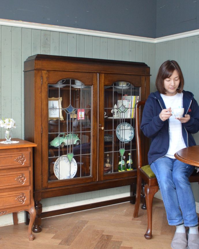 アンティークのキャビネット　アンティーク家具　ステンドグラスを嵌め込んだ英国のアンティークブックケース（本棚）。お気に入りのカップ＆ソーサーやグラスなどの収納場所に。(m-424-f)