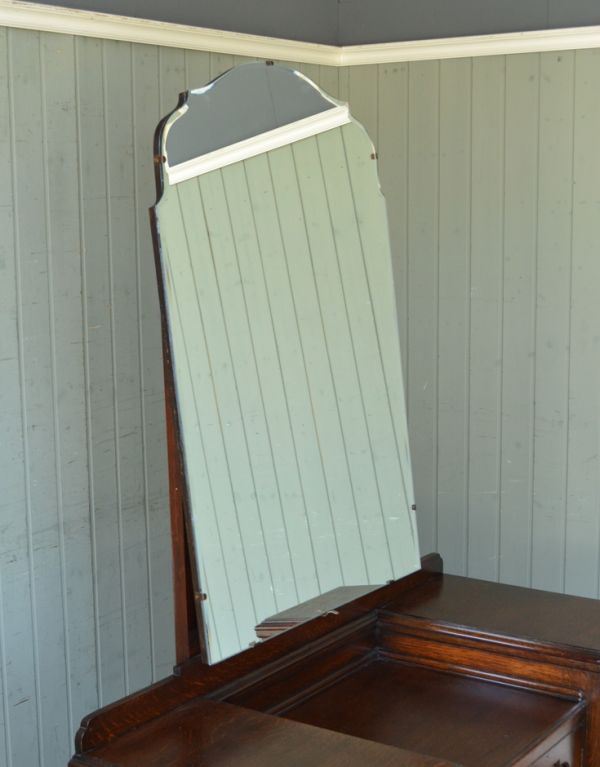 アンティークのドレッサー アンティーク家具 大きなミラー付きのアンティーク家具、英国デザインのドレッシングチェスト。大きな鏡はお部屋を広く見せる効果大。(m-426-f)