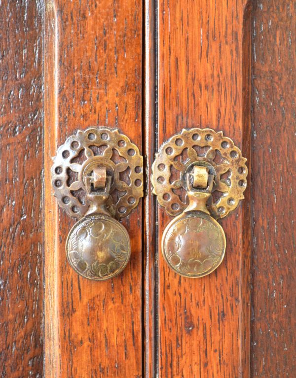 アンティークのドレッサー アンティーク家具 大きなミラー付きのアンティーク家具、英国デザインのドレッシングチェスト。扉の取っ手です。(m-426-f)