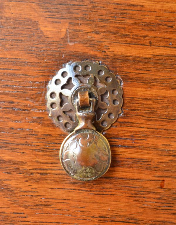 アンティークのドレッサー アンティーク家具 大きなミラー付きのアンティーク家具、英国デザインのドレッシングチェスト。扉とおそろいの引き出しの取っ手。(m-426-f)