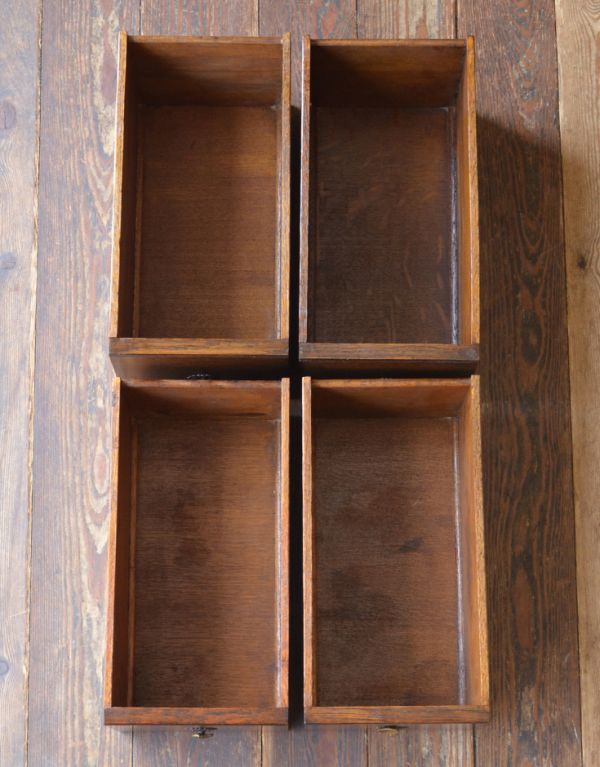 アンティークのドレッサー アンティーク家具 大きなミラー付きのアンティーク家具、英国デザインのドレッシングチェスト。引き出しは4杯と、充実しています。(m-426-f)