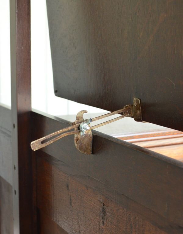 アンティークのドレッサー アンティーク家具 大きなミラー付きのアンティーク家具、英国デザインのドレッシングチェスト。ミラーの角度は裏にある金具で調節します。(m-426-f)