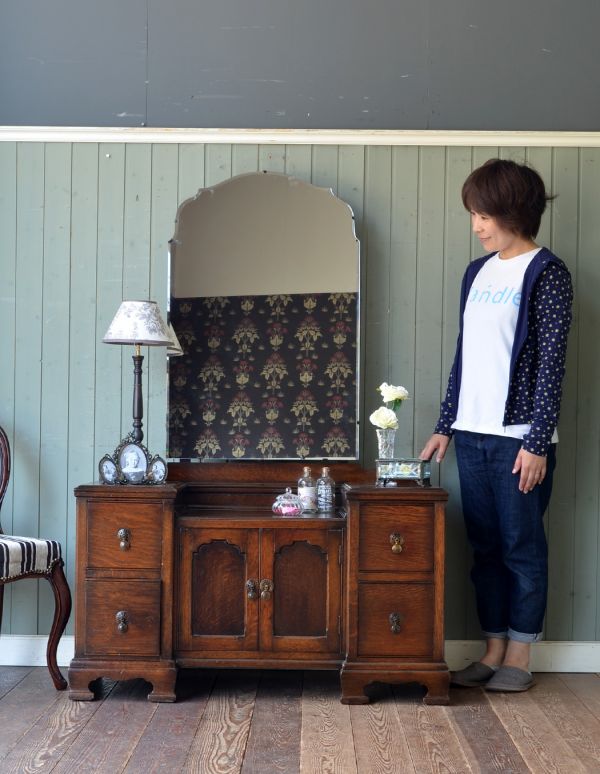 アンティークのドレッサー アンティーク家具 大きなミラー付きのアンティーク家具、英国デザインのドレッシングチェスト。落ち着きと品のあるデザイン。(m-426-f)
