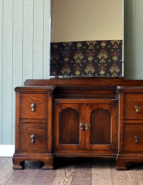 アンティークのドレッサー アンティーク家具 大きなミラー付きのアンティーク家具、英国デザインのドレッシングチェスト。引き出しと扉の収納があるので、しっかり片づけ!日用品をしまっても、外見が素敵なので絵になるから嬉しい。(m-426-f)