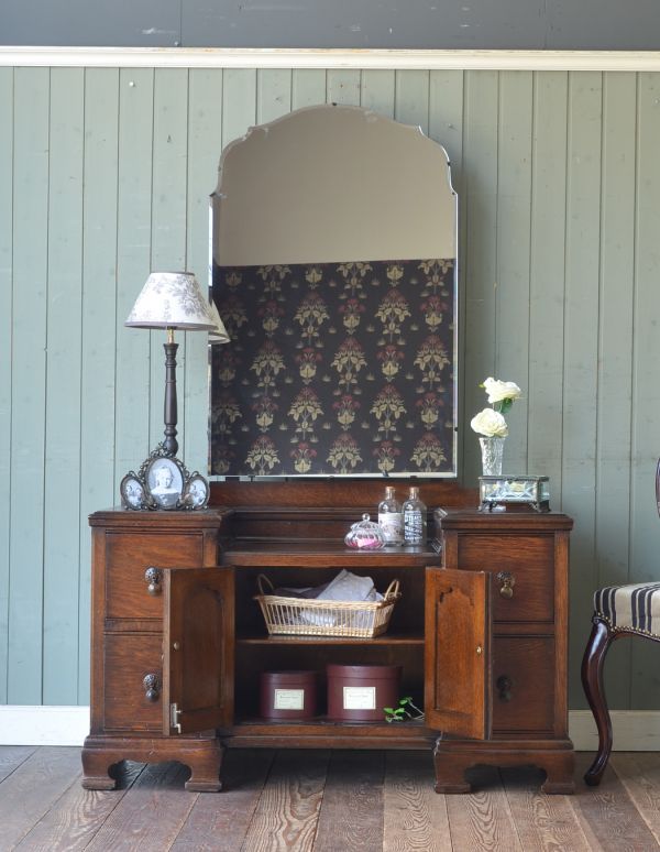 アンティークのドレッサー アンティーク家具 大きなミラー付きのアンティーク家具、英国デザインのドレッシングチェスト。扉の奥は棚板があるので2段に分けて整理しやすいです。(m-426-f)