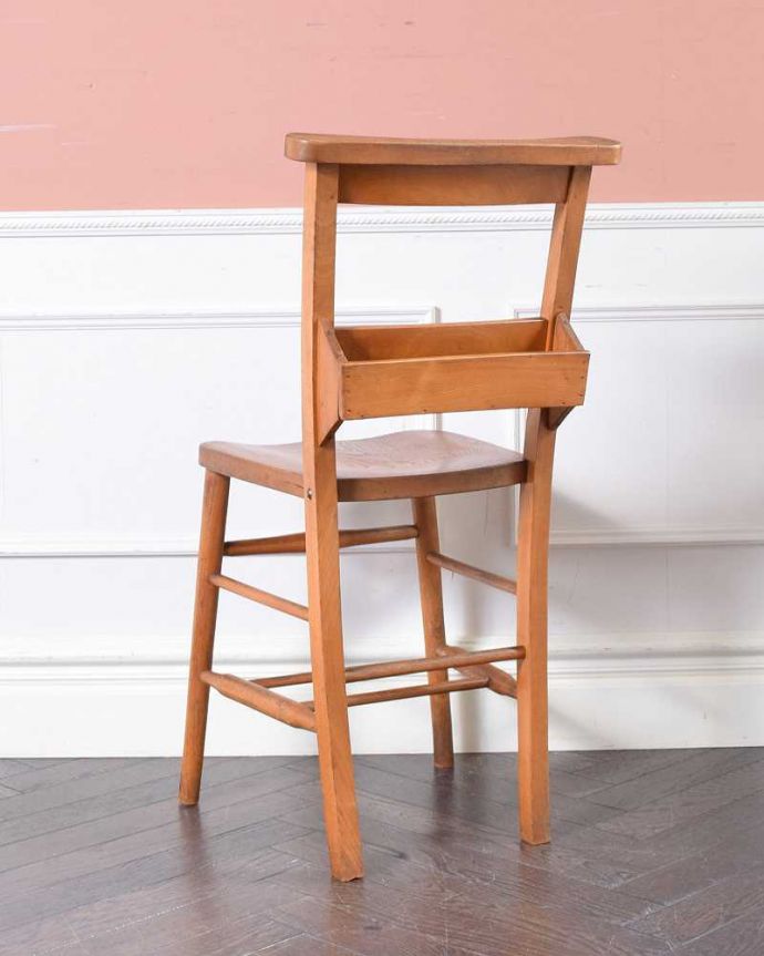 チャーチチェア　アンティーク チェア　聖書BOX付き、教会で使われていたアンティークチェアのチャーチチェア。後ろ姿にも自信アリ！教会でズラーっと並べられていた感じで後ろから眺めてみましょう。(m-427-c)