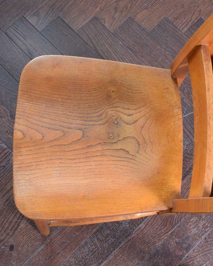 チャーチチェア　アンティーク チェア　聖書BOX付き、教会で使われていたアンティークチェアのチャーチチェア。座面に隠されたヒミツ日曜礼拝で長時間座っていても疲れないように、お尻と太もも部分に彫が入っているんです。(m-427-c)