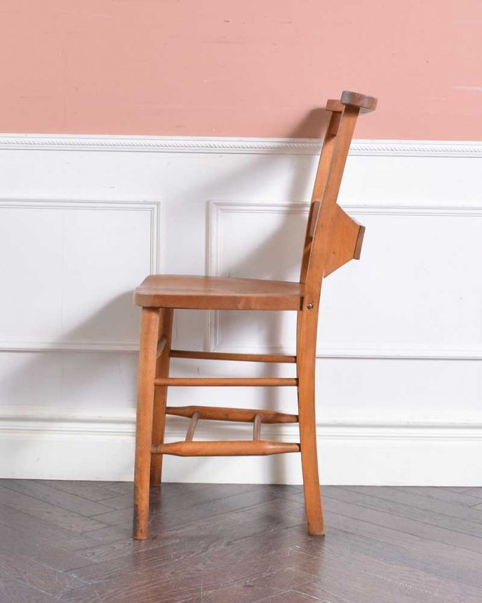 チャーチチェア　アンティーク チェア　聖書BOX付き、教会で使われていたアンティークチェアのチャーチチェア。横から見るとこんな感じ脚もとにある桟は、礼拝に来た人たちの荷物置き場。(m-427-c)