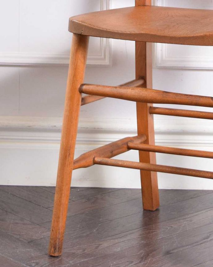 チャーチチェア　アンティーク チェア　聖書BOX付き、教会で使われていたアンティークチェアのチャーチチェア。移動もラクラクHandleのチャーチチェアの脚の裏には、フェルトキーパーをお付けしていますので、床を滑らせてお使い頂けます。(m-427-c)