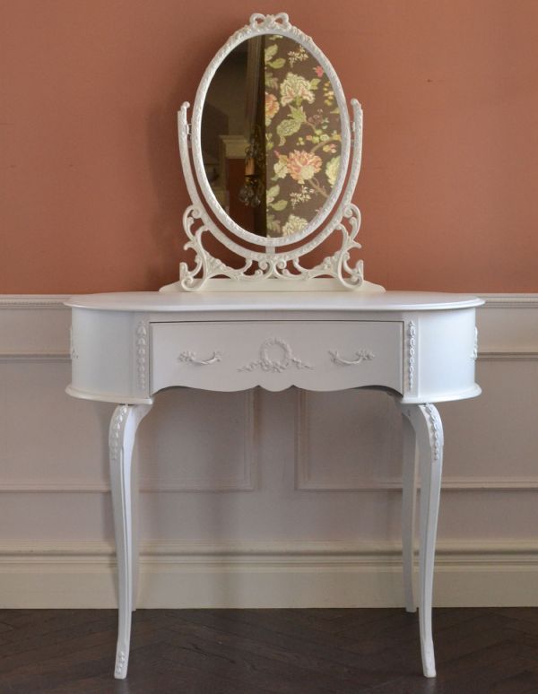 アンティーク家具　フランスのホワイト色のアンティーク家具、ドレッシングデスク（ドレッサー）。引き出しがあるので、細々したものを収納できます。(m-428-f)