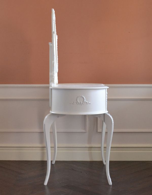 アンティーク家具　フランスのホワイト色のアンティーク家具、ドレッシングデスク（ドレッサー）。サイドにも可愛い飾り。(m-428-f)
