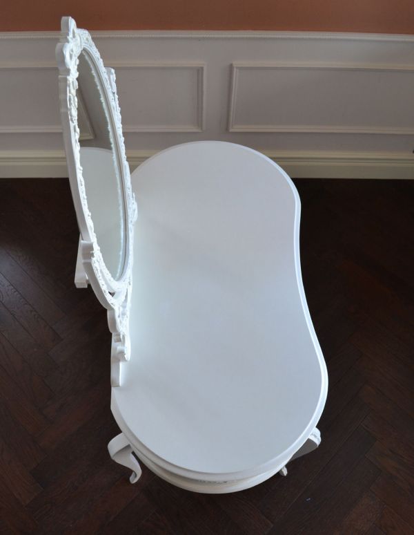 アンティーク家具　フランスのホワイト色のアンティーク家具、ドレッシングデスク（ドレッサー）。天板もキレイに塗装を仕上げました。(m-428-f)