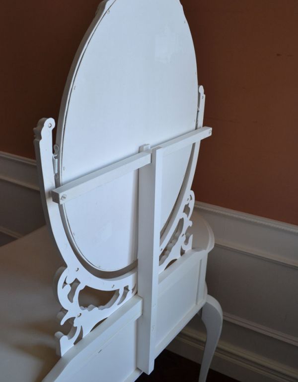 アンティーク家具　フランスのホワイト色のアンティーク家具、ドレッシングデスク（ドレッサー）。ミラーの後ろはこのようになっています。(m-428-f)