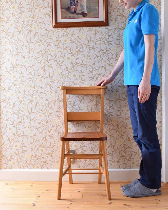 チャーチチェア　アンティーク チェア　教会で使われていたアンティークチェア、シンプルな背もたれのチャーチチェア。教会で使われていた椅子名前の通り、日曜日に礼拝に教会に来た人たちが座っていたチャーチチェア。(m-429-c)