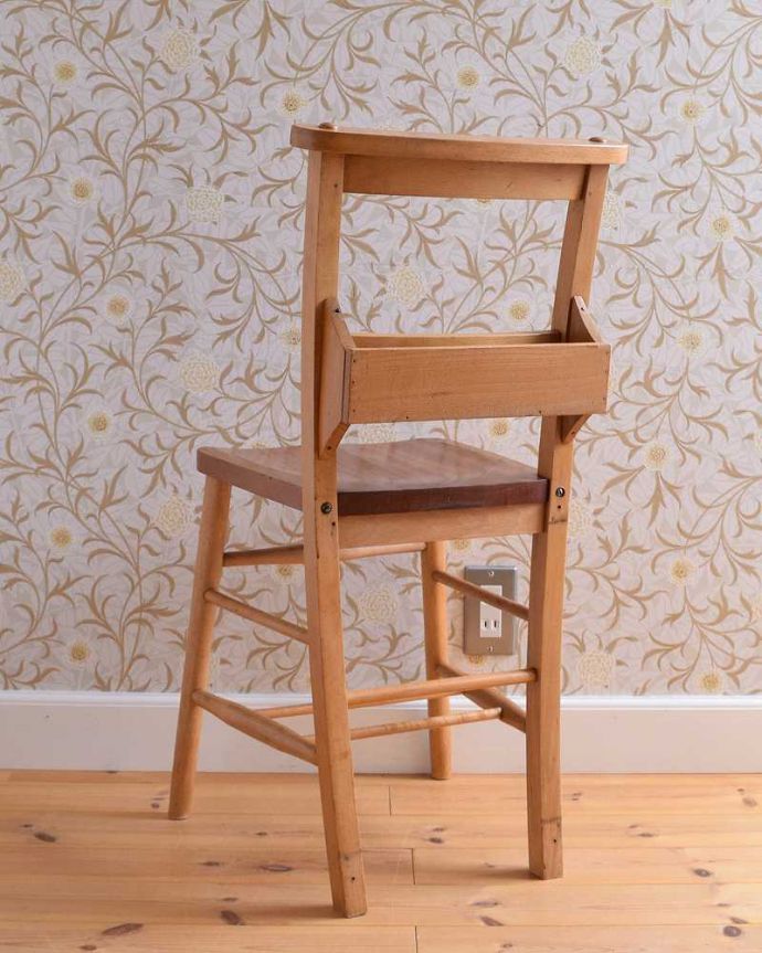 チャーチチェア　アンティーク チェア　教会で使われていたアンティークチェア、シンプルな背もたれのチャーチチェア。後ろ姿にも自信アリ！教会でズラーっと並べられていた感じで後ろから眺めてみましょう。(m-429-c)