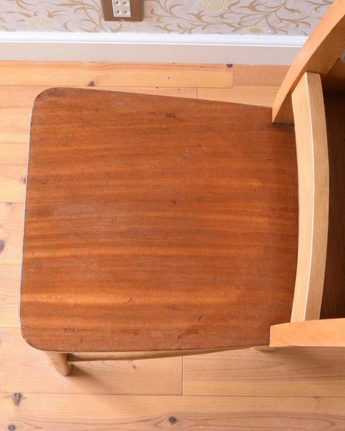 チャーチチェア　アンティーク チェア　教会で使われていたアンティークチェア、シンプルな背もたれのチャーチチェア。座面に隠されたヒミツ日曜礼拝で長時間座っていても疲れないように、お尻と太もも部分に彫が入っているんです。(m-429-c)